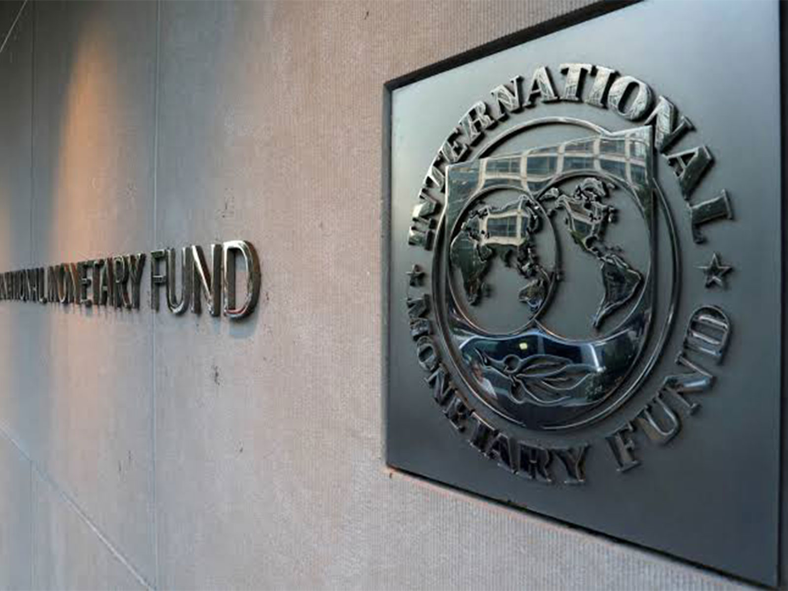 International Monetary Fund (IMF) logo is seen outside the headquarters building in Washington, US (Photo/Reuters)