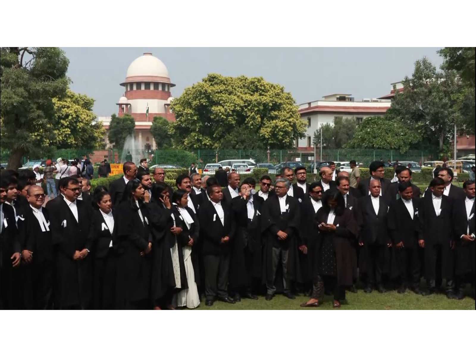 Lawyers protesting at the Supreme Court (Photo/ANI)