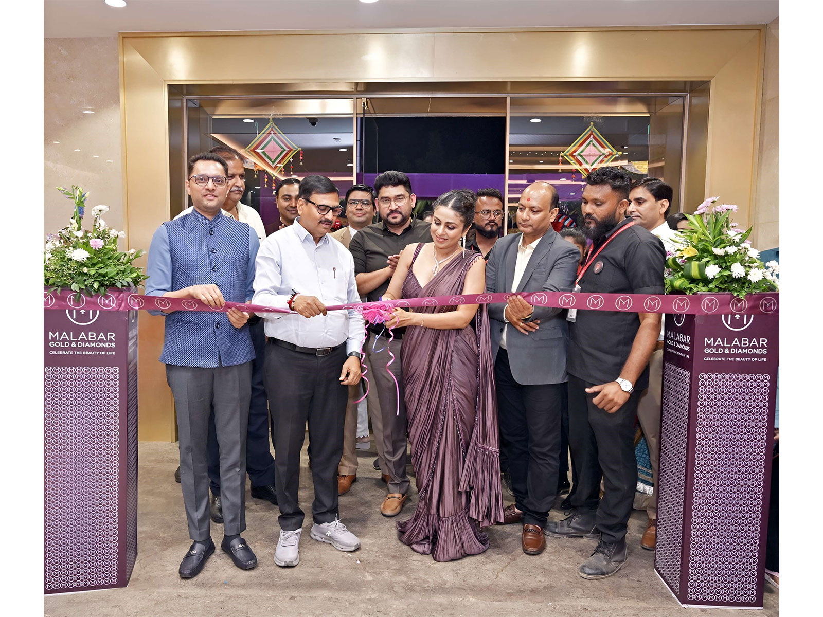 L-R_Fanzeem Ahamed, Retail Head, West India; Dineshbhai Makwana, MP; Abhilash V B, Zonal Head, West; Manasi Parekh, Brand Ambassador; Utkarshkumar Modi, Showroom Manager.
