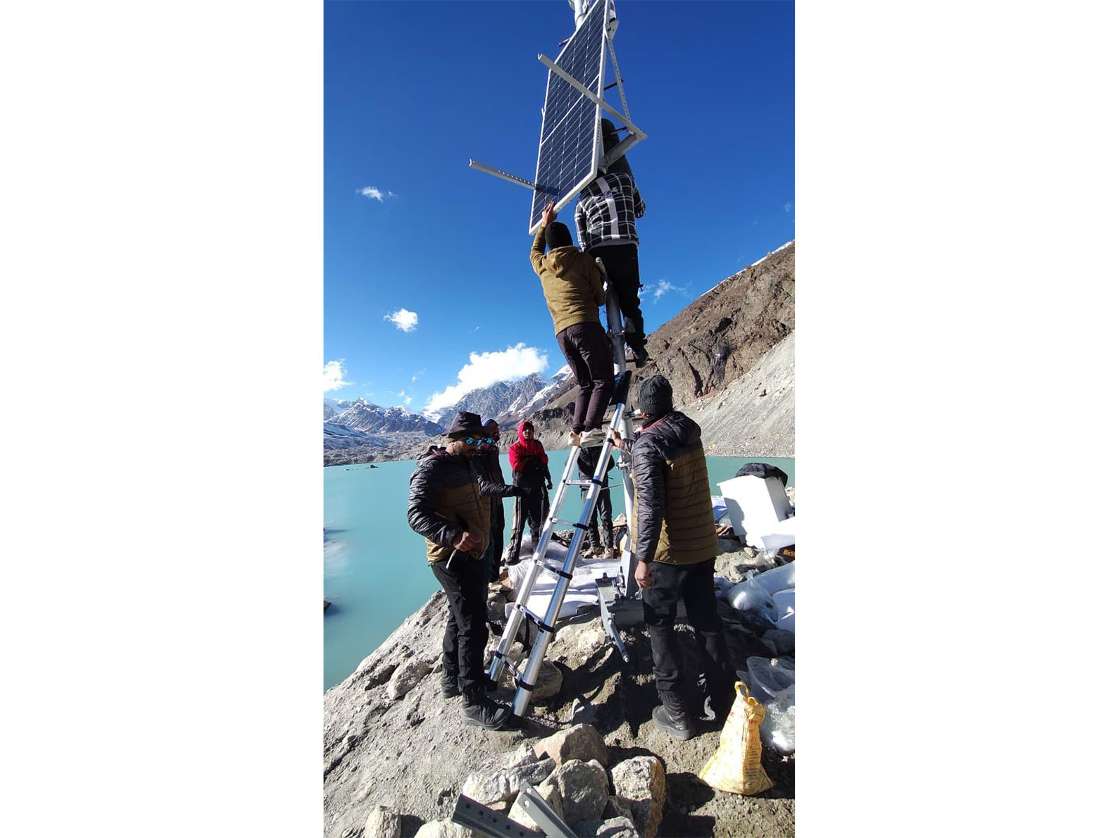 Scientific and technical team completes the installation of an early warning system at Vasundhara Tal in Uttarakhand’s Chamoli district to monitor potential Glacial Lake Outburst Flood (GLOF) risks. (Photo: Uttarakhand State Disaster Management Authority)