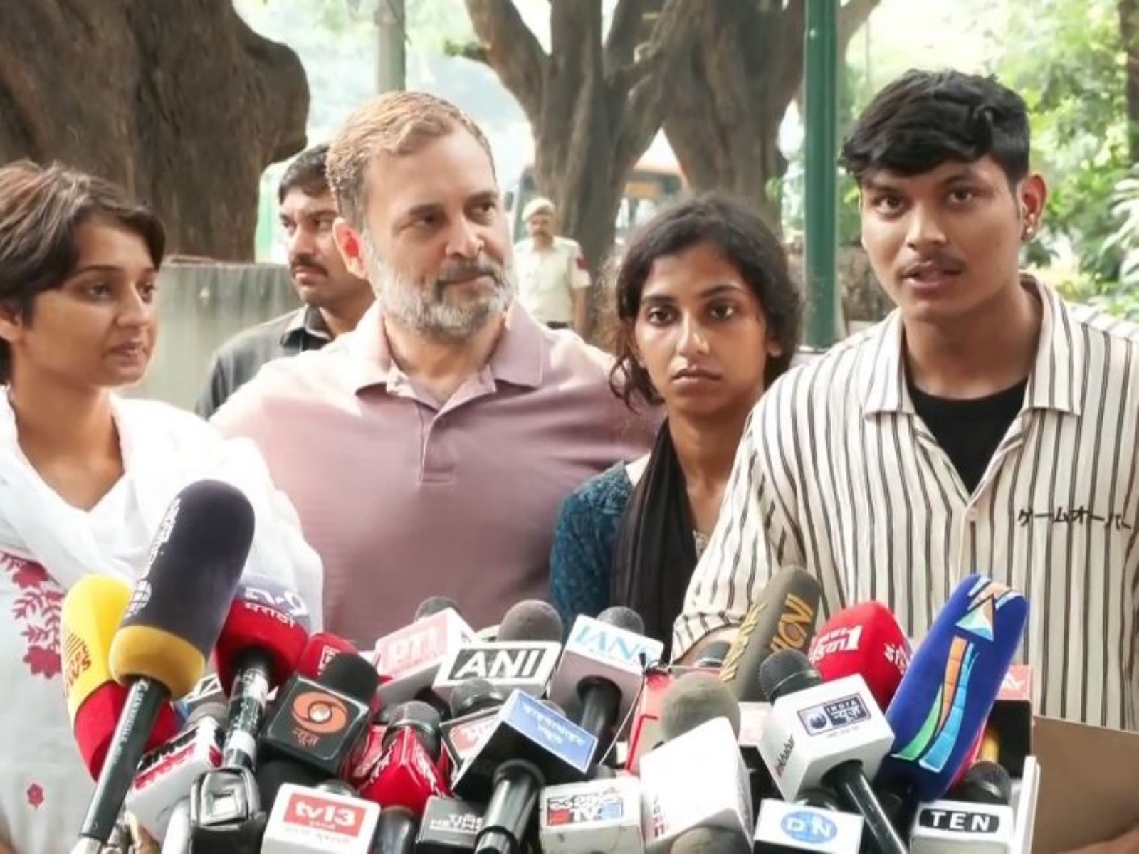 Congress leader Rahul Gandhi alongside NSUI activists (Photo/ANI)