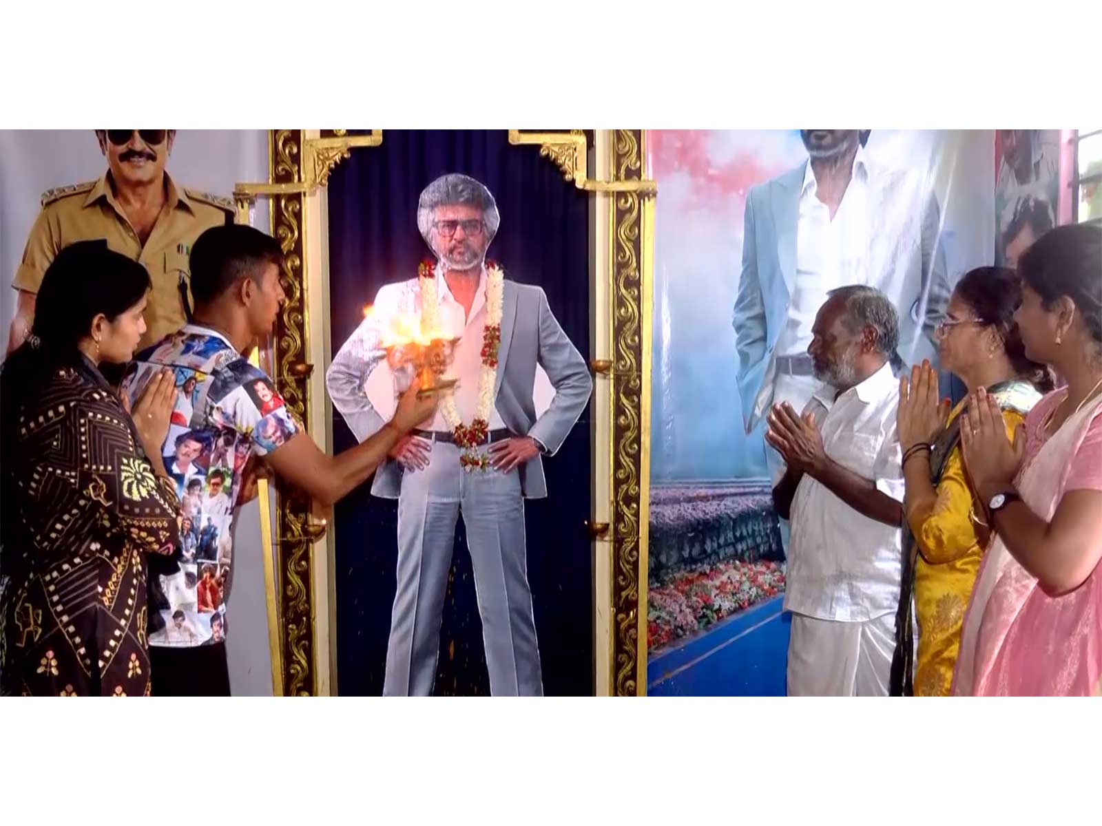 Rajinikanth's fan offers special prayers (Photo/ANI)
