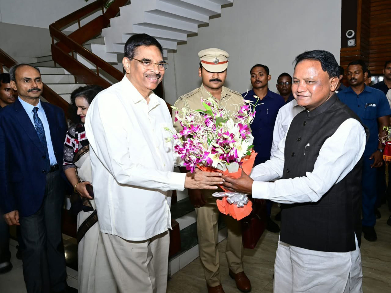 Odisha CM Mohan Charan Majhi bids farewell to outgoing Governor Hari Babu Kambhampati (Photo: Odisha/CMO) Odisha CM Mohan Charan Majhi bids farewell to outgoing Governor Hari Babu Kambhampati (Photo: Odisha/CMO)