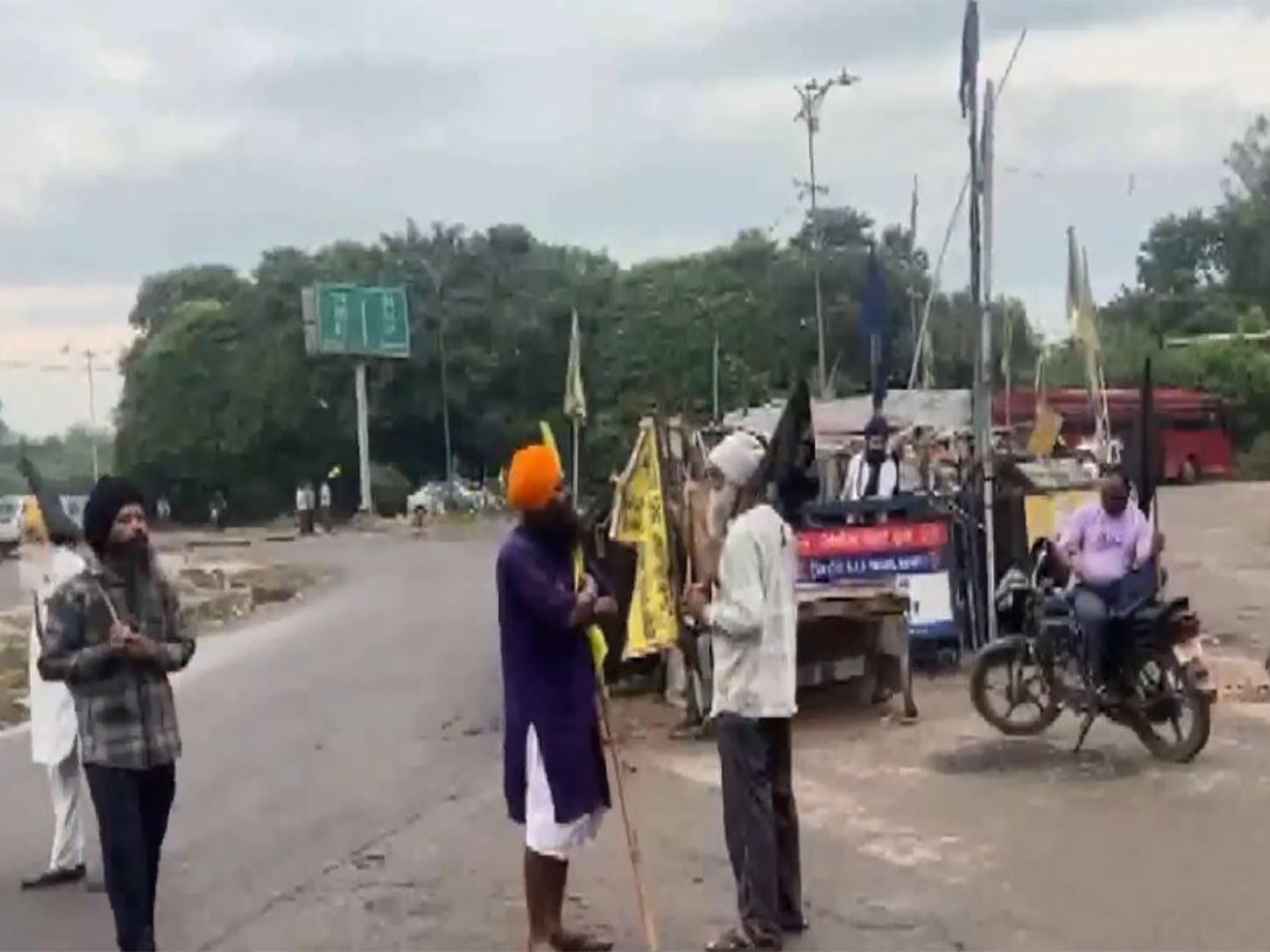 Punjab bandh: Protesters block Dolphin Chowk Road over anti-drug activist Parminder Singh Jhota's murder in Mohali (Photo/ANI)