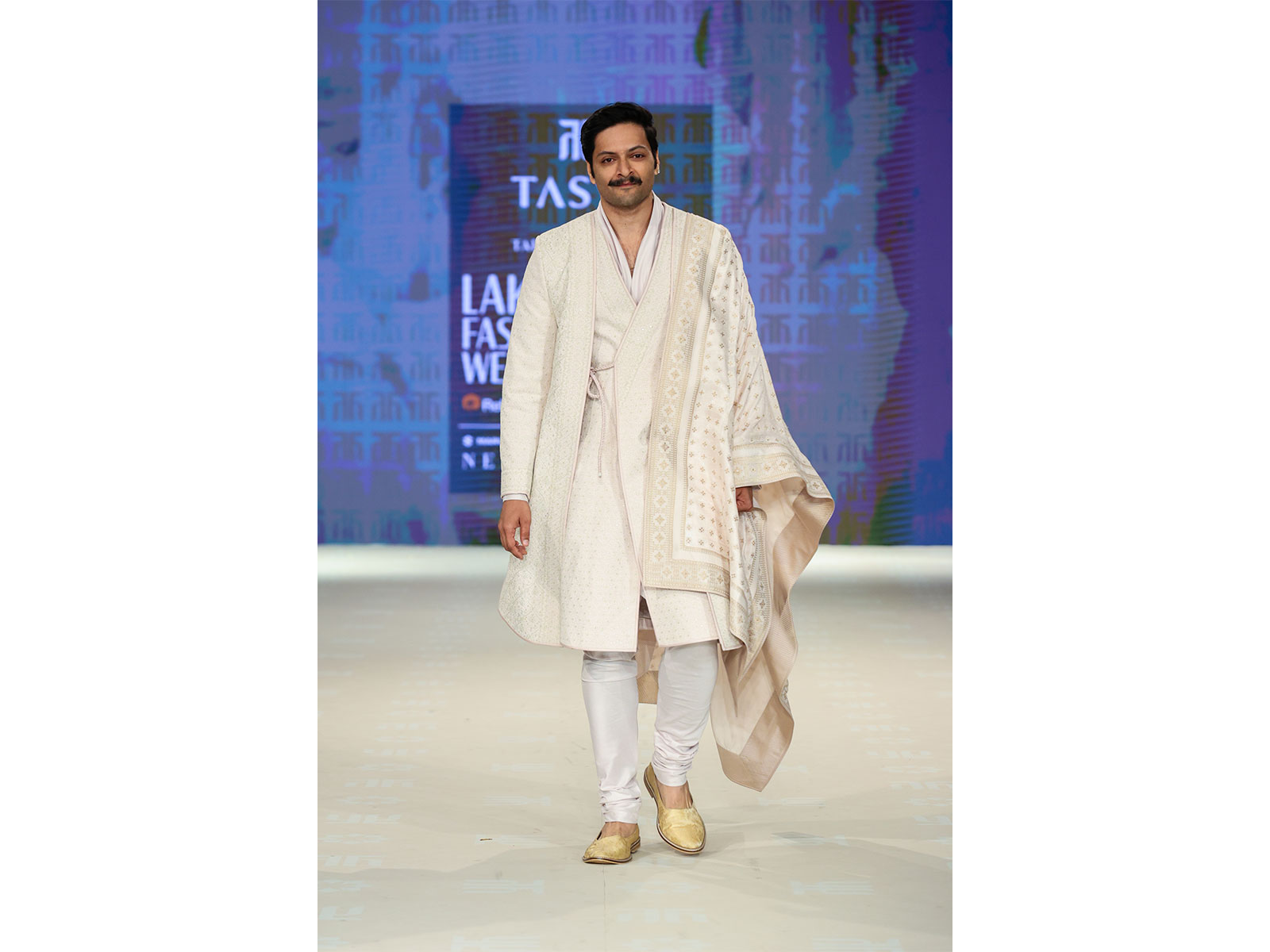 Actor Ali Fazal turns showstopper at Tarun Tahilani show (FDCI)