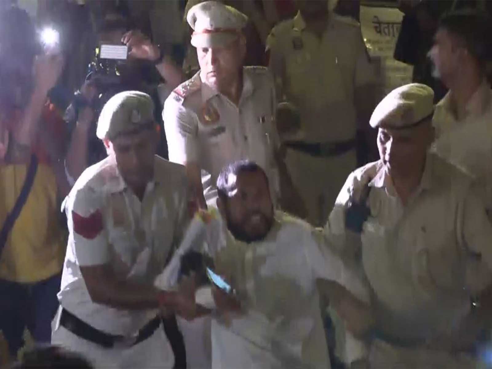Delhi Police detaining protestors (Photo/ANI) Delhi Police detaining protestors (Photo/ANI)