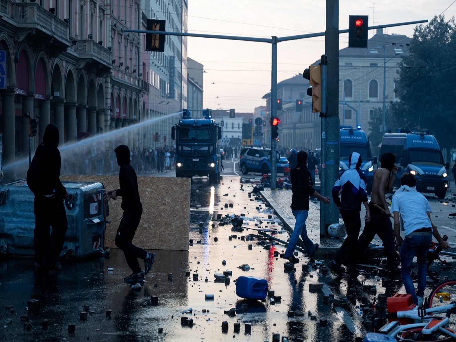 Police use water cannon to disperse demonstrators during clashes near central railway station amid protests in Bologna (Photo/Reuters)