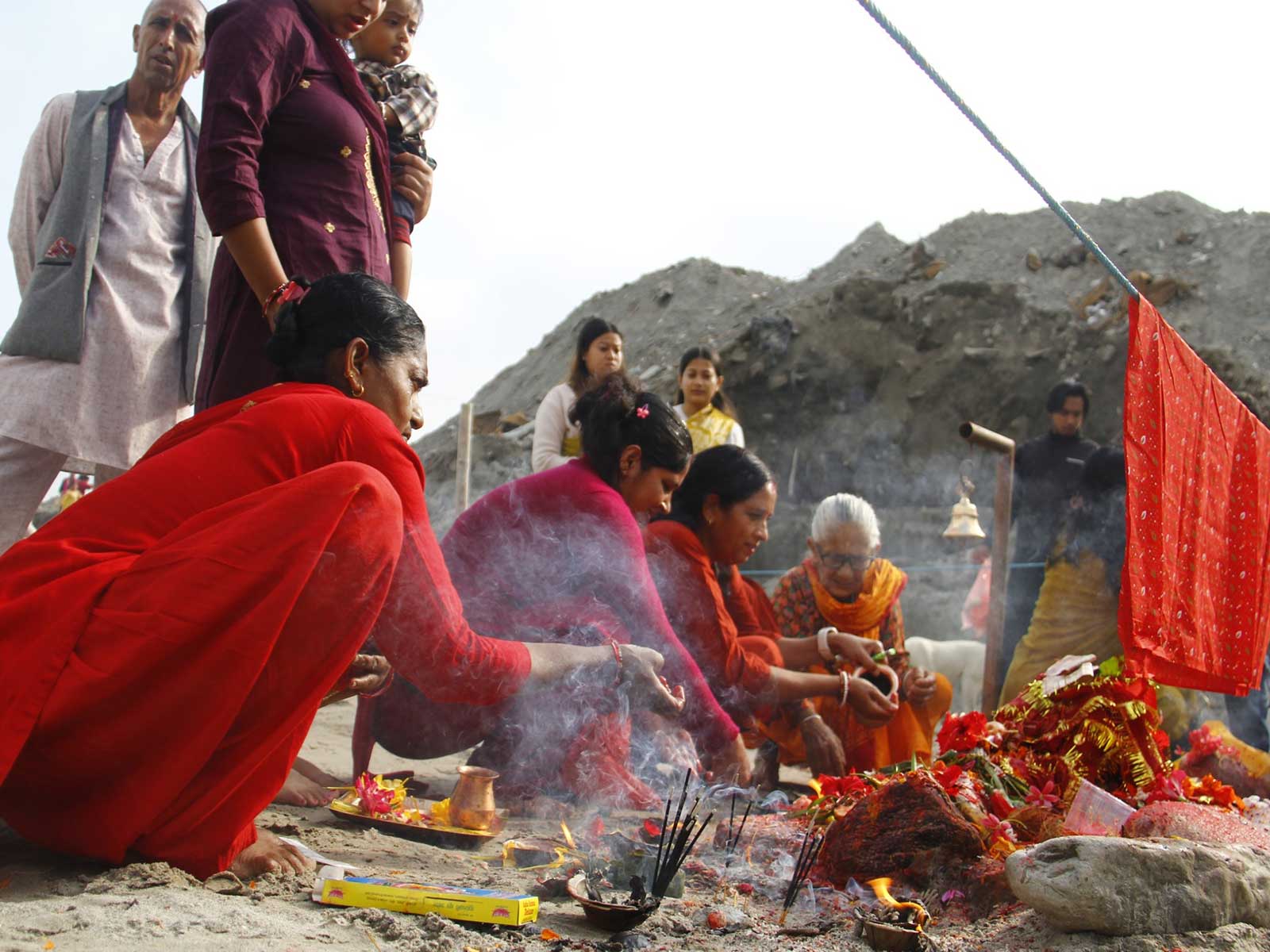 Devotees perform rituals and offer prayers using holy stones ( Devotees perform rituals and offer prayers using holy stones (