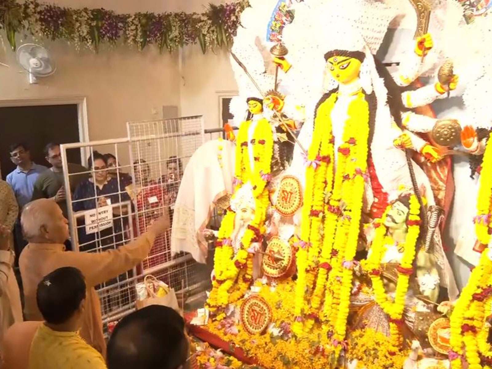 RSS Chief offers prayers at Durga Puja Pandal in Nagpur (Photo: ANI) RSS Chief offers prayers at Durga Puja Pandal in Nagpur (Photo: ANI)