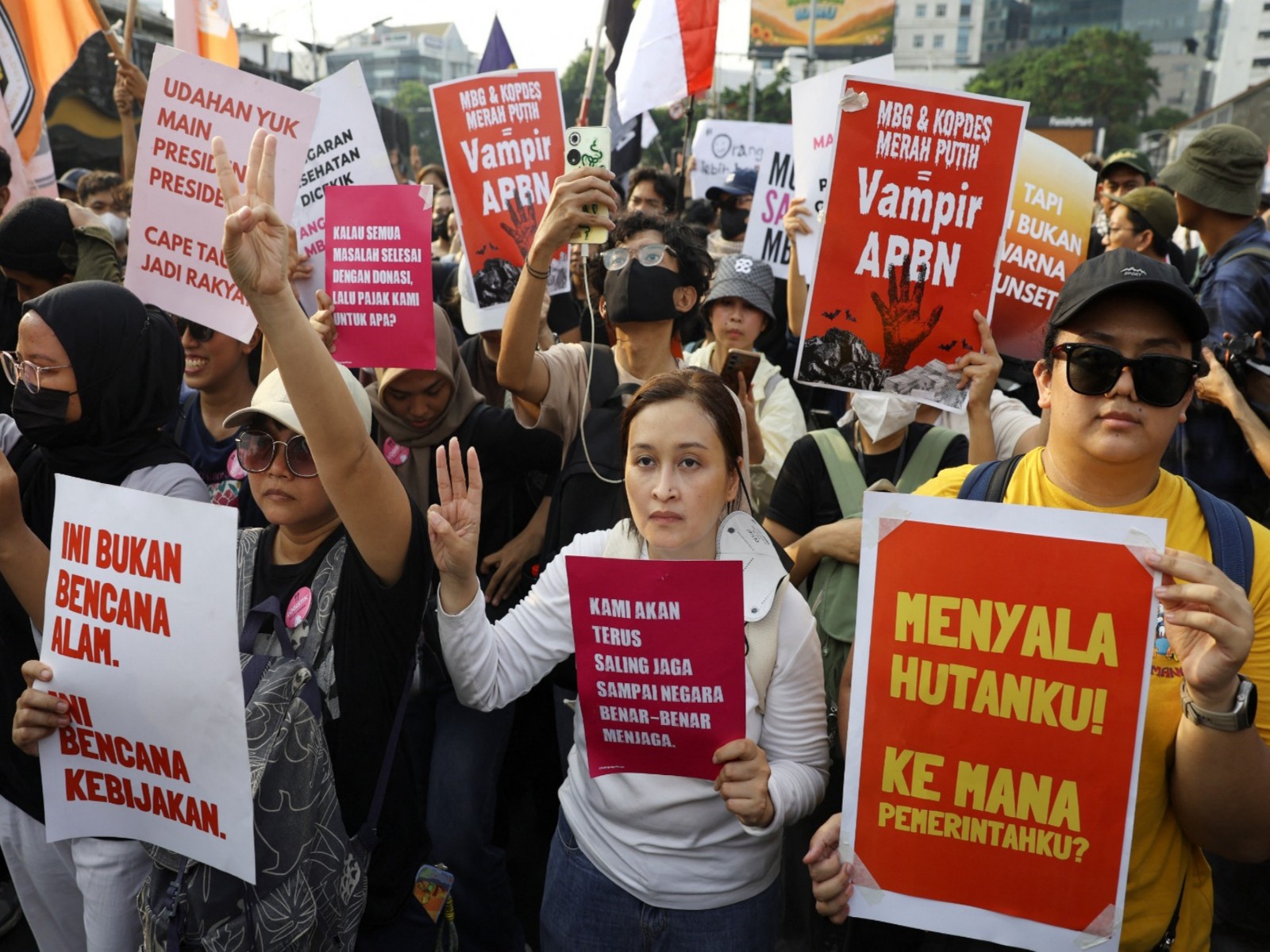 Demonstrators protest against the government's handling of wildfires and demand an end to corruption, collusion and nepotism, in Jakarta (Photo/Reuters) Demonstrators protest against the government's handling of wildfires and demand an end to corruption, collusion and nepotism, in Jakarta (Photo/Reuters)