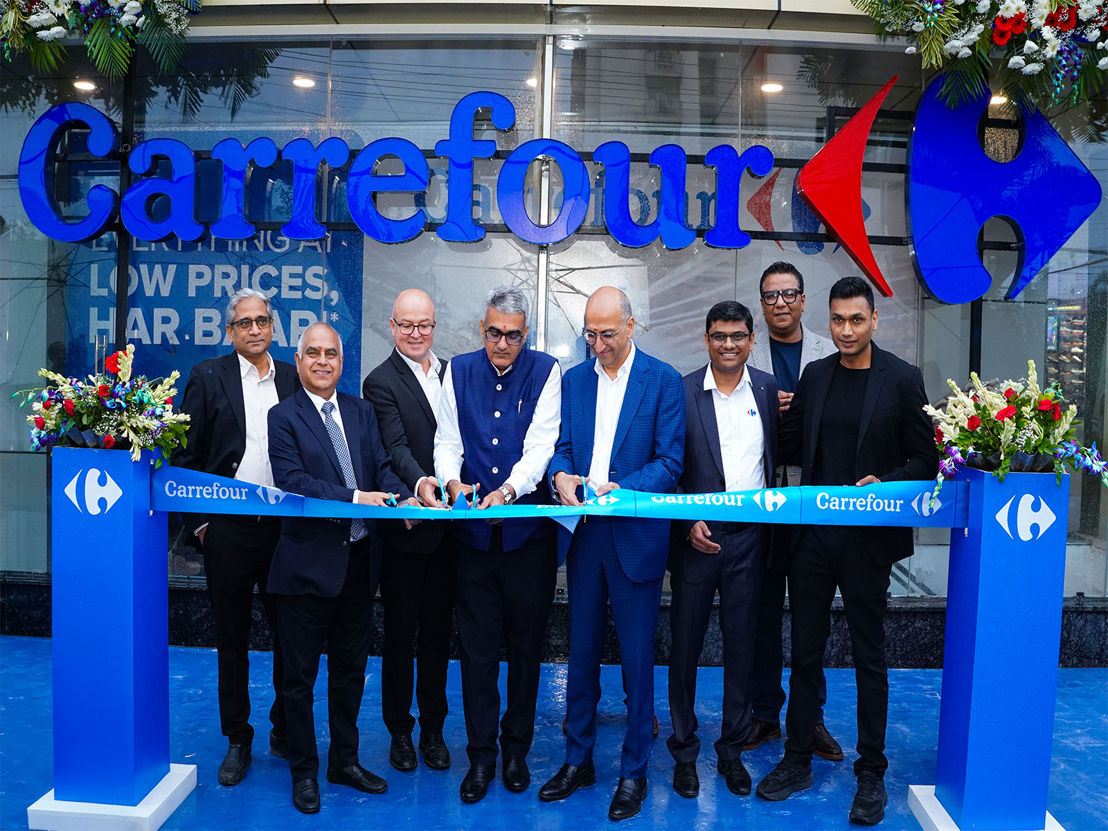 Mr. Nilesh Ved, Chairman of APPCORP Holding, owner of Apparel Group and Founder of KORA Properties, alongside Team Carrefour Mr. Nilesh Ved, Chairman of APPCORP Holding, owner of Apparel Group and Founder of KORA Properties, alongside Team Carrefour