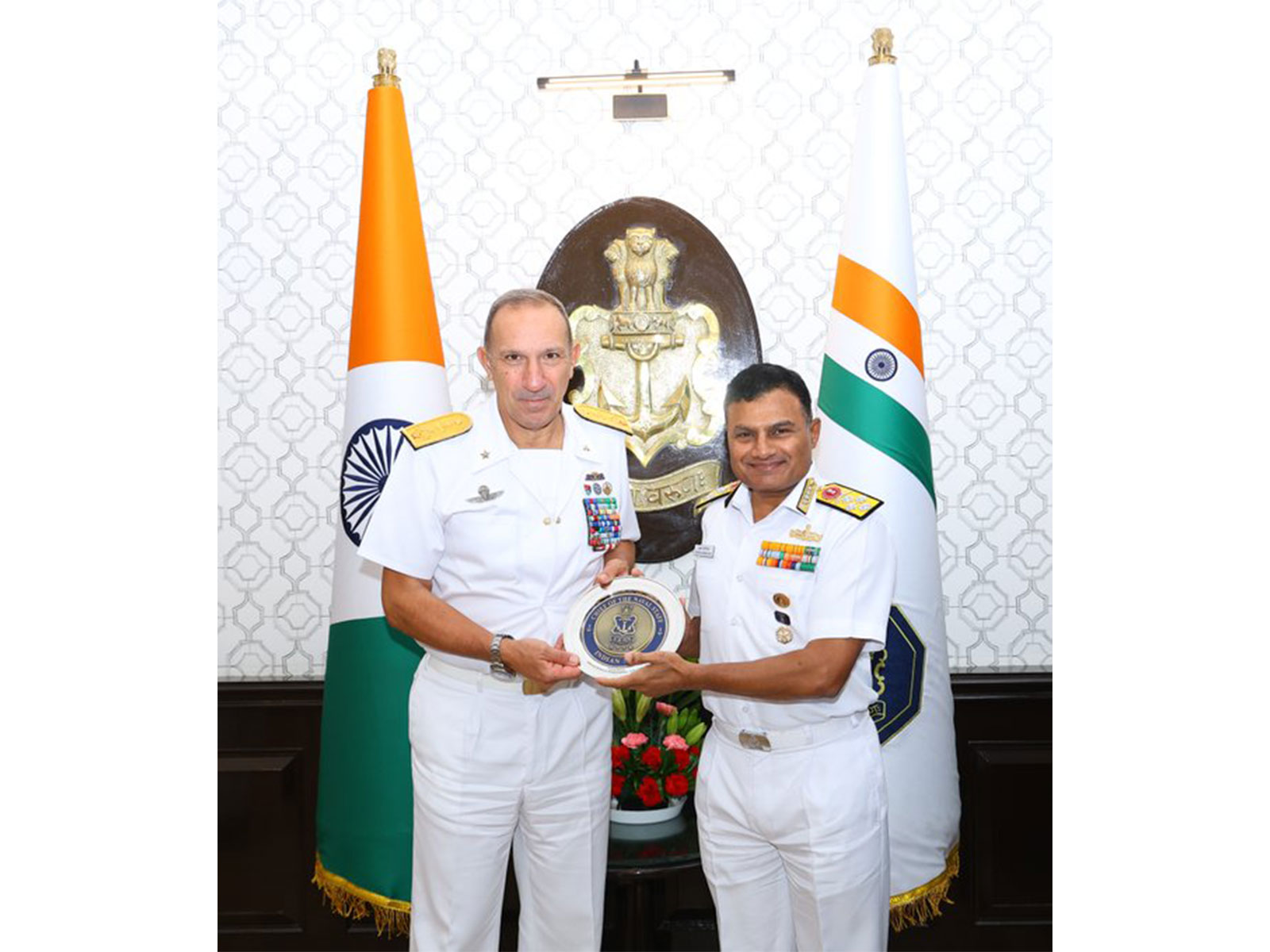 Chief of Naval Staff Admiral Krishna Swaminathan presents a memento to Italian Navy Chief of Staff Admiral Giuseppe Berutti Bergotto during his visit to New Delhi (Photo: X/@indiannavy)