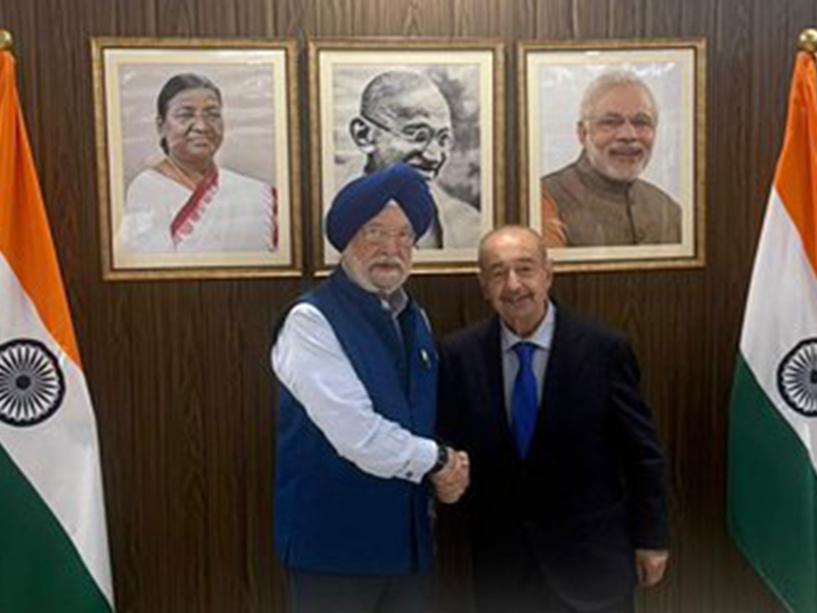 Hardeep Singh Puri with Fereidun Fesharaki (Photo/@HardeepSPuri) Hardeep Singh Puri with Fereidun Fesharaki (Photo/@HardeepSPuri)