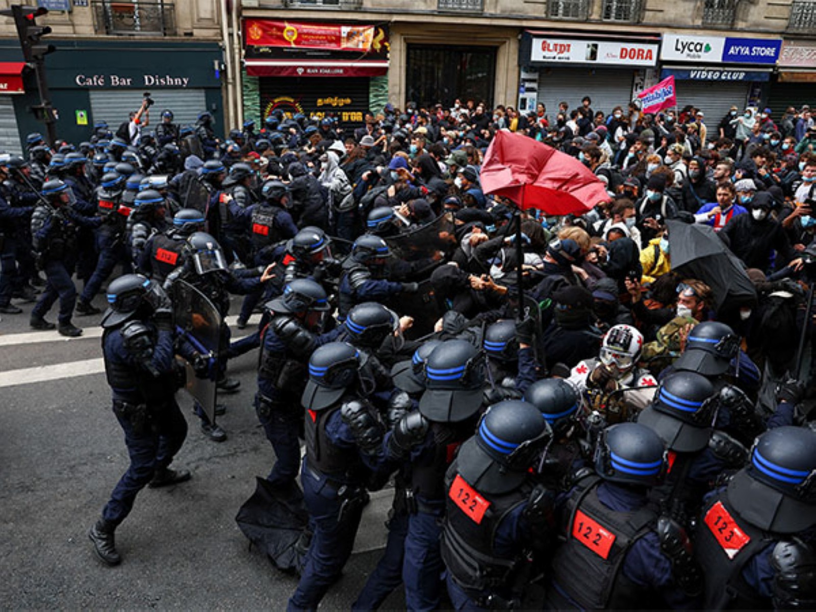 Protesters clash with police in Paris during โBlock Everythingโ protests (Photo/Reuters) Protesters clash with police in Paris during โBlock Everythingโ protests (Photo/Reuters)