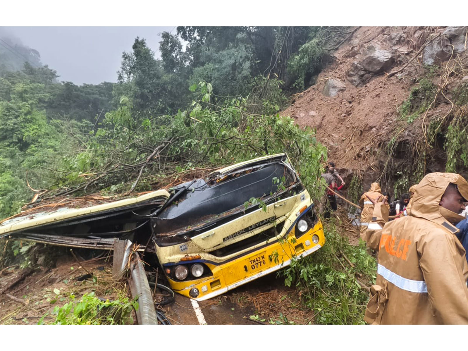 Visual from the landslide-hit Mettupalayam-Ooty road near Barliyar (Photo/ANI) Visual from the landslide-hit Mettupalayam-Ooty road near Barliyar (Photo/ANI)