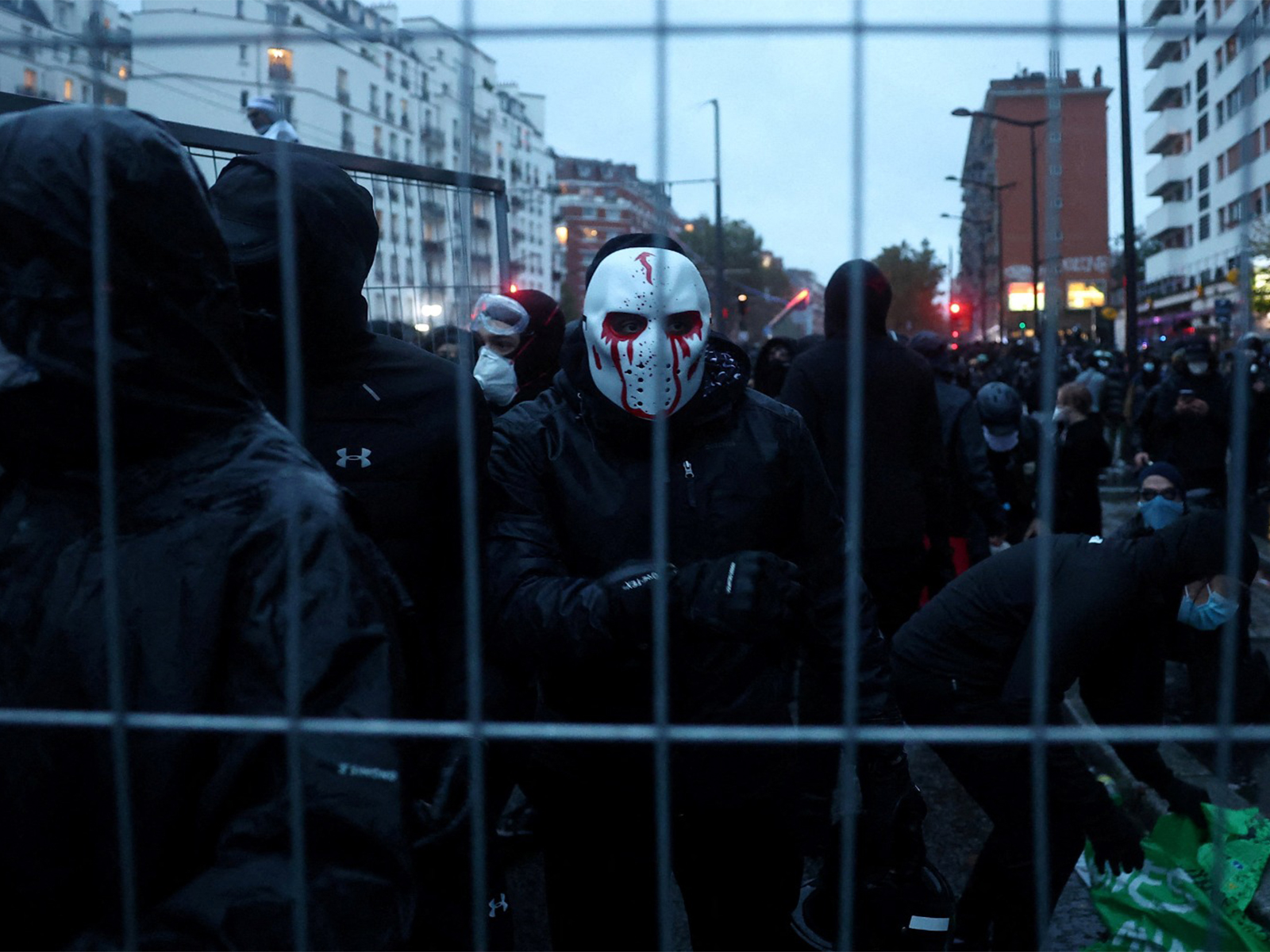 Masked protesters install a barricade amid clashes with French police during demonstration organised by labour unions in Paris as part of nationwide protests called by the Yellow Vests movement (Photo/Reuters) Masked protesters install a barricade amid clashes with French police during demonstration organised by labour unions in Paris as part of nationwide protests called by the Yellow Vests movement (Photo/Reuters)