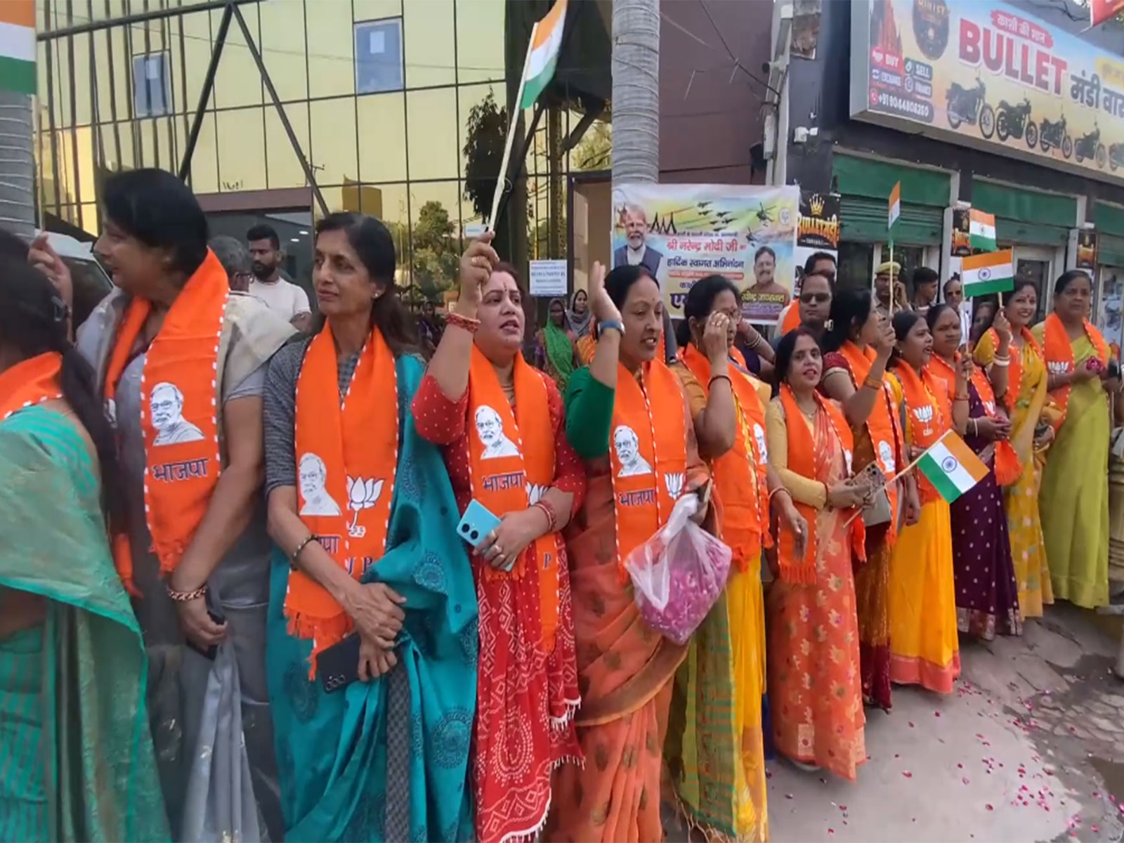 Women welcome PM Modi in Varanasi (Photo/ANI)