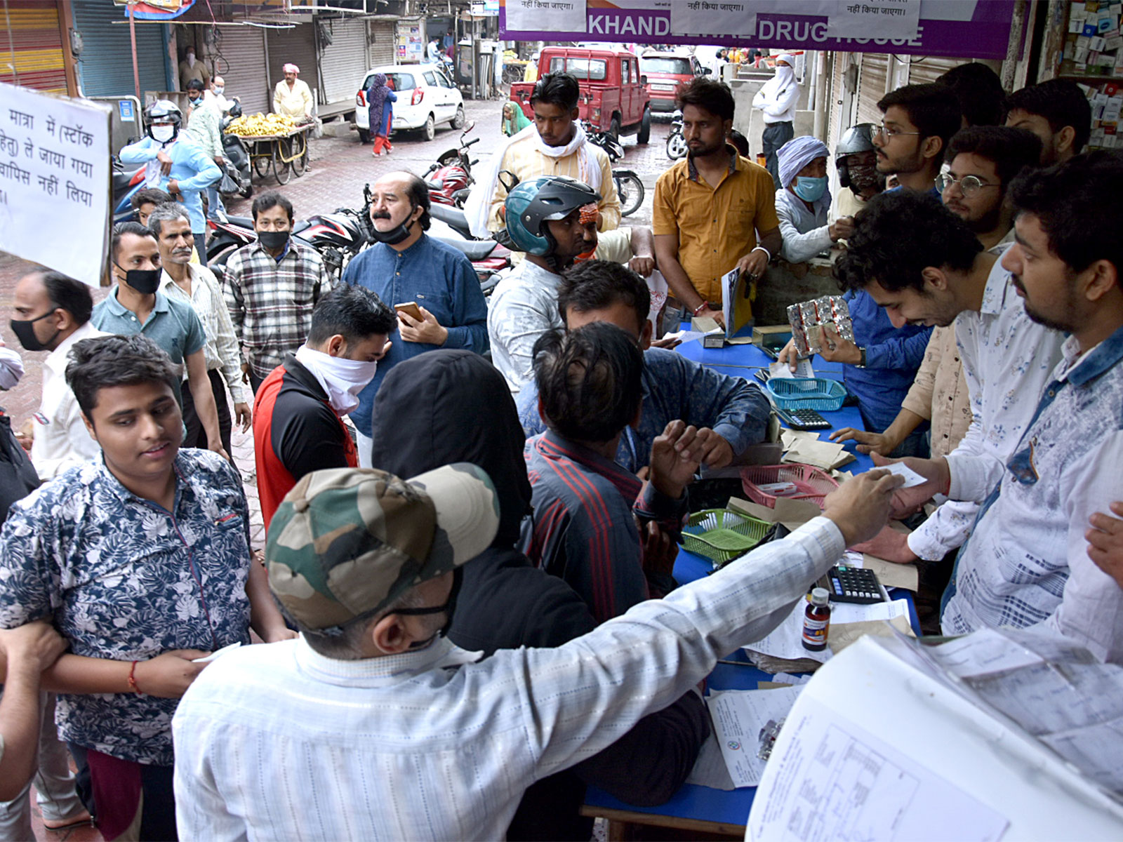 People throng a medical shop to purchase medicines (File Photo/ANI)