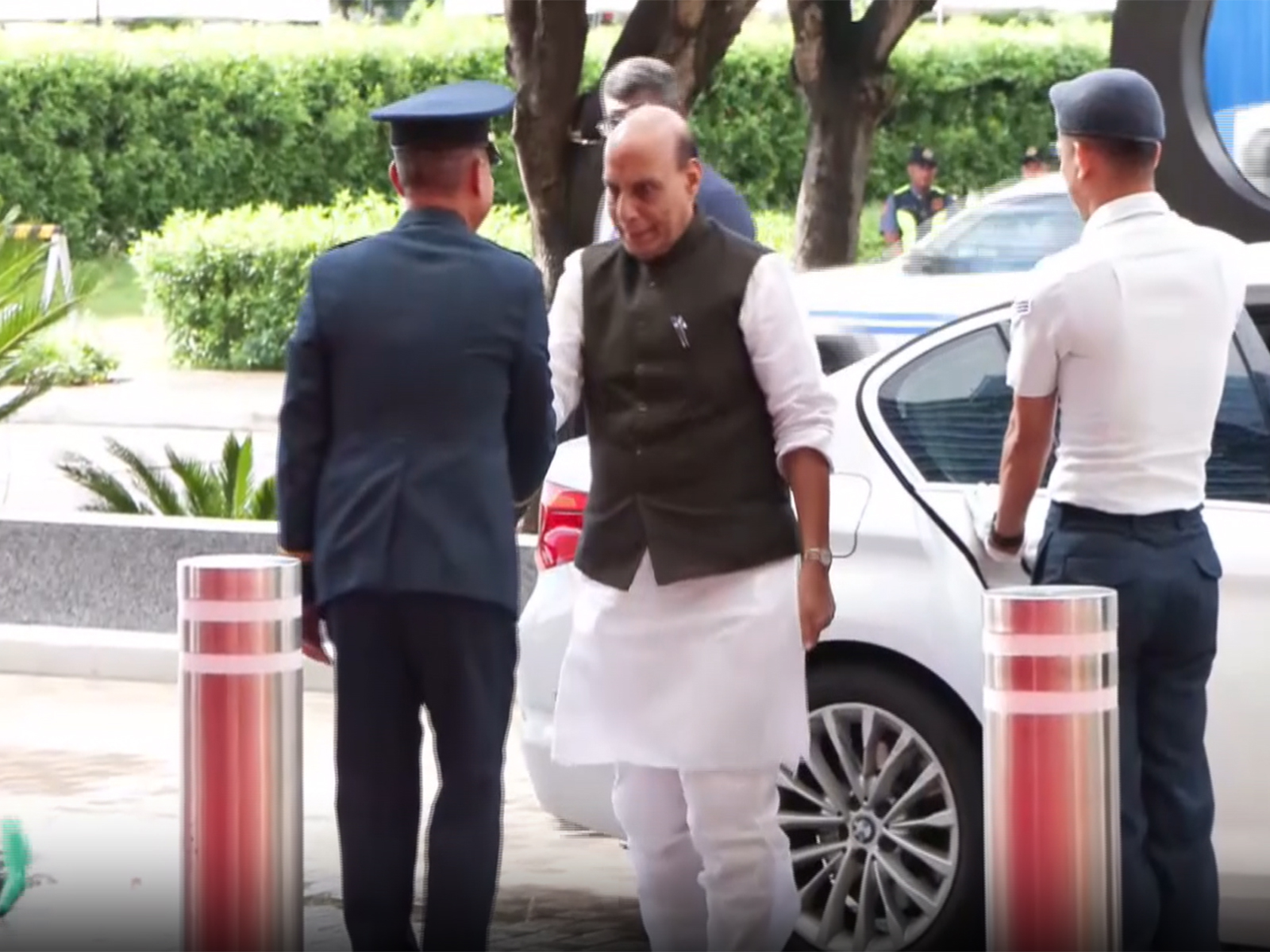 Defence Minister Rajnath Singh receiving a ceremonial Guard of Honour at the Mactan Expo in Cebu, Philippines, ahead of the 13th ASEAN Defence Ministersโ Meeting-Plus (ADMM-Plus). (Photo/ANI) Defence Minister Rajnath Singh receiving a ceremonial Guard of Honour at the Mactan Expo in Cebu, Philippines, ahead of the 13th ASEAN Defence Ministersโ Meeting-Plus (ADMM-Plus). (Photo/ANI)