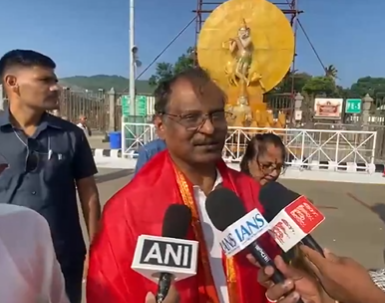 Rajinikanth’s daughter Aishwarya visits Tirumala temple, offers prayers