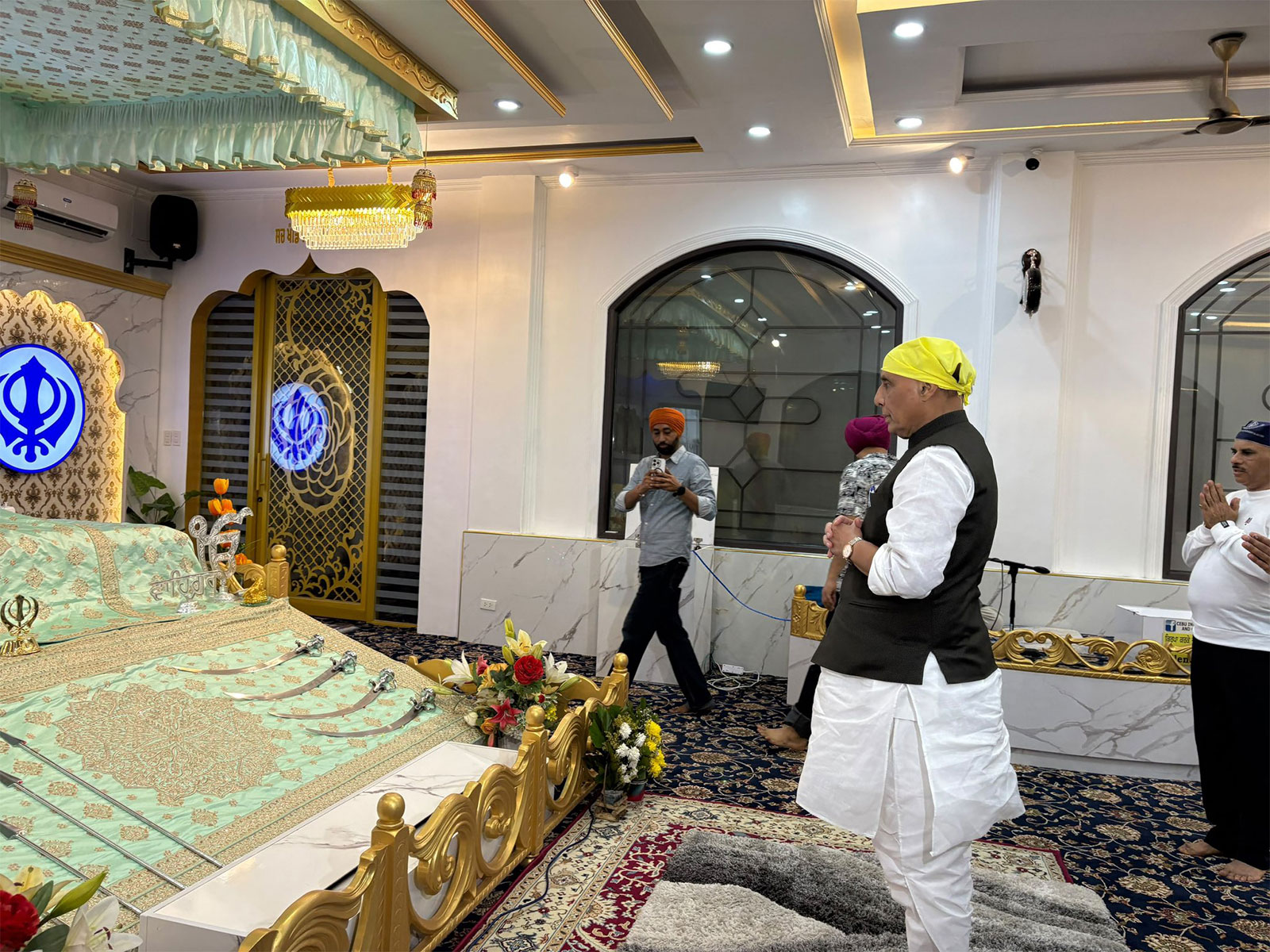 Defence Minster Rajnath Singh at Gurudwara in Philippines (Photo/X/@rajnathsingh) Defence Minster Rajnath Singh at Gurudwara in Philippines (Photo/X/@rajnathsingh)