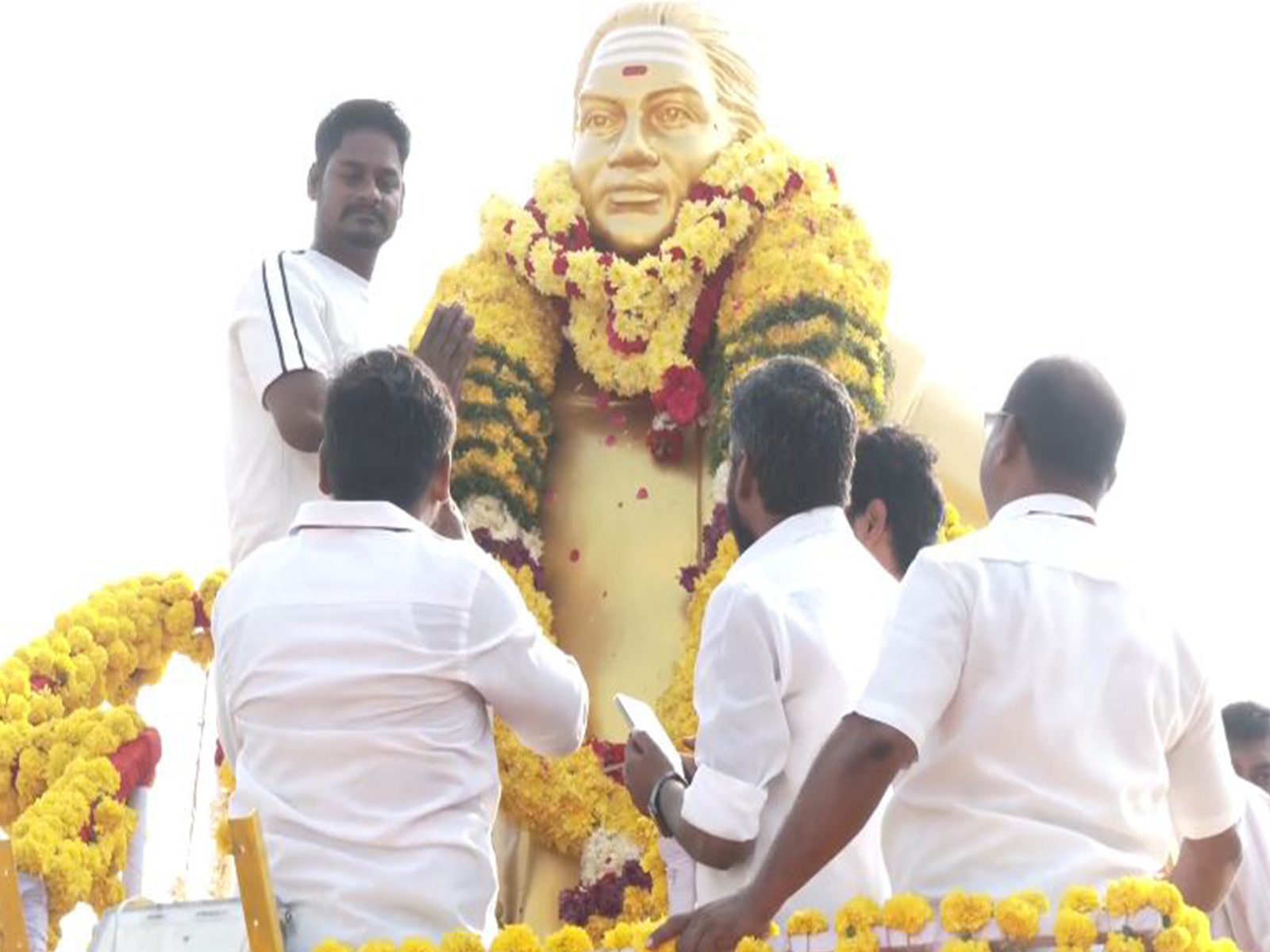Thevar community paying homage to Muthuramalinga Thevar (Photo/ANI) Thevar community paying homage to Muthuramalinga Thevar (Photo/ANI)